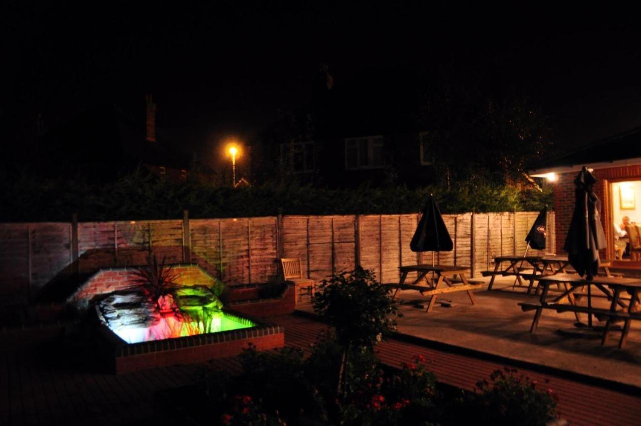 Acorn Lodge Hotel Gatwick & Parking Horley Dış mekan fotoğraf
