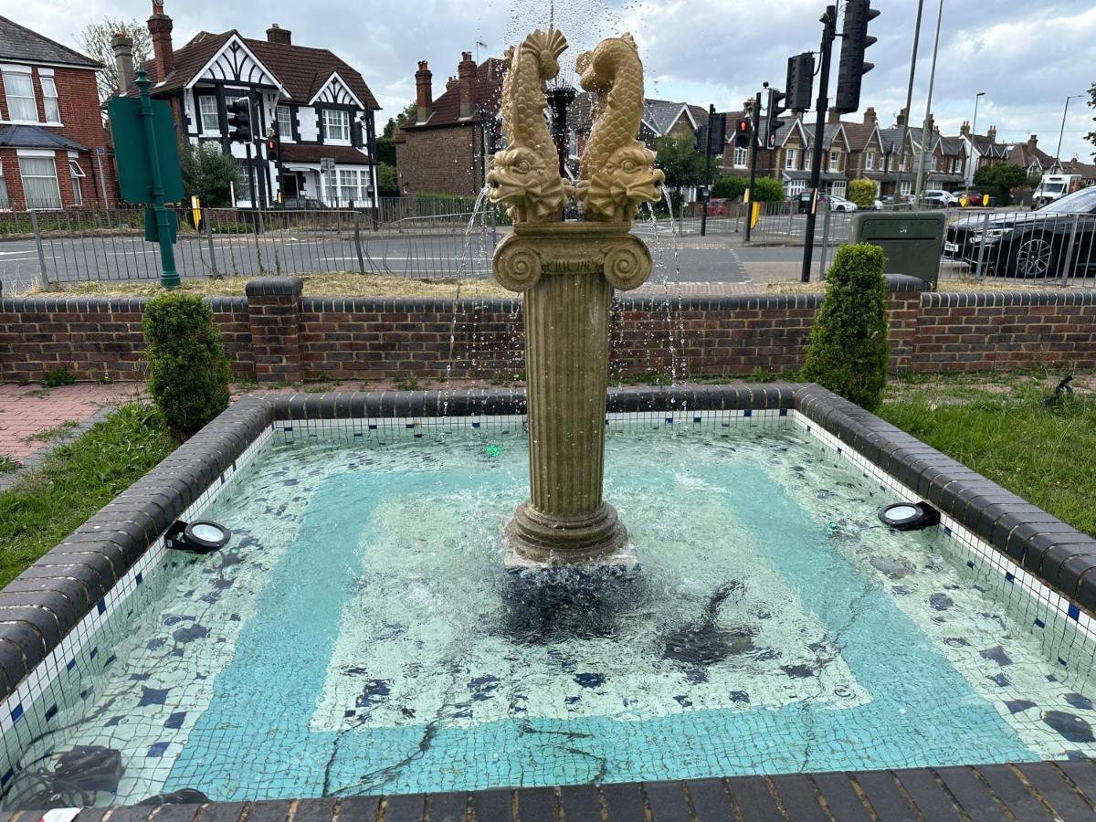 Acorn Lodge Hotel Gatwick & Parking Horley Dış mekan fotoğraf