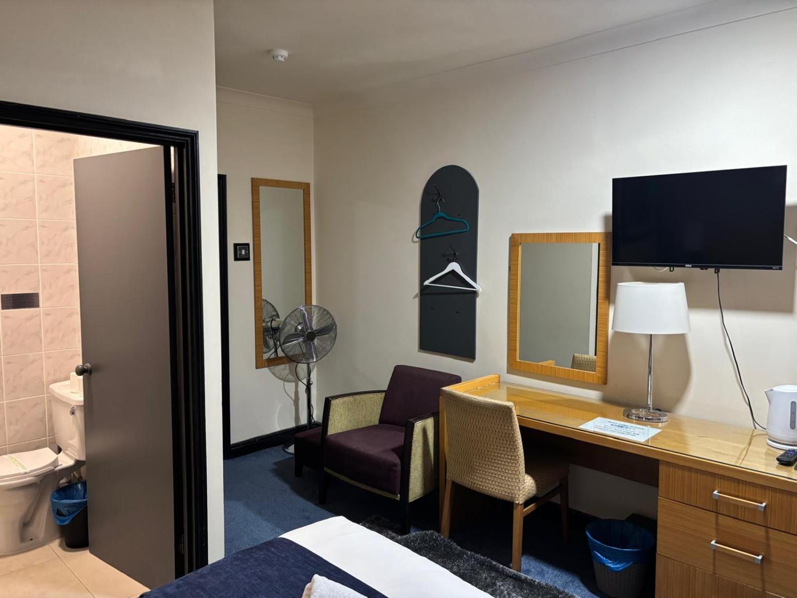 Acorn Lodge Hotel Gatwick & Parking Horley Dış mekan fotoğraf