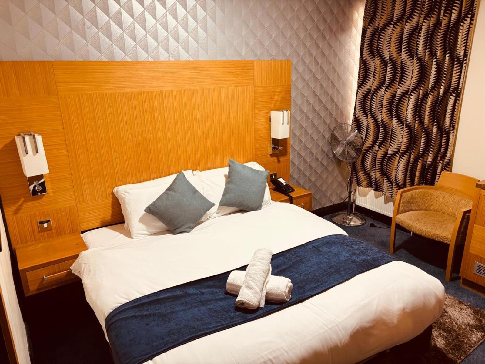 Acorn Lodge Hotel Gatwick & Parking Horley Dış mekan fotoğraf