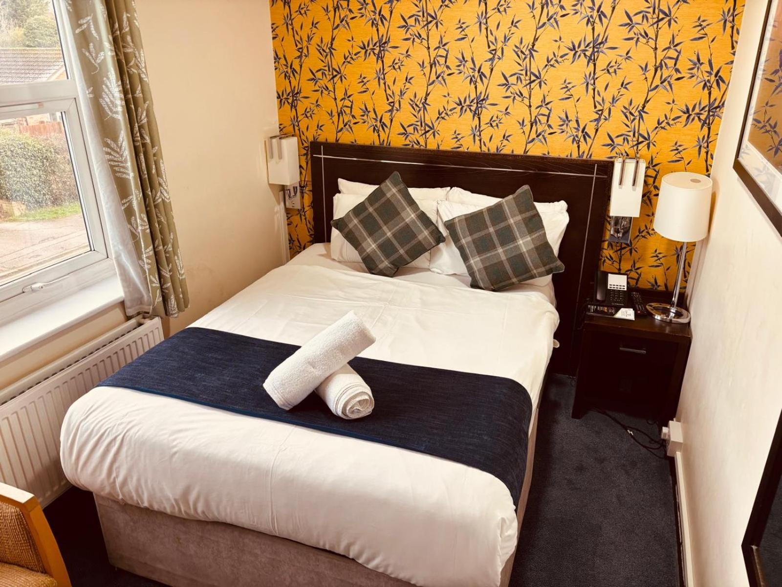 Acorn Lodge Hotel Gatwick & Parking Horley Dış mekan fotoğraf