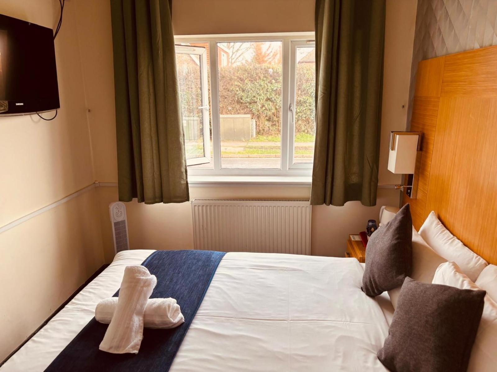 Acorn Lodge Hotel Gatwick & Parking Horley Dış mekan fotoğraf