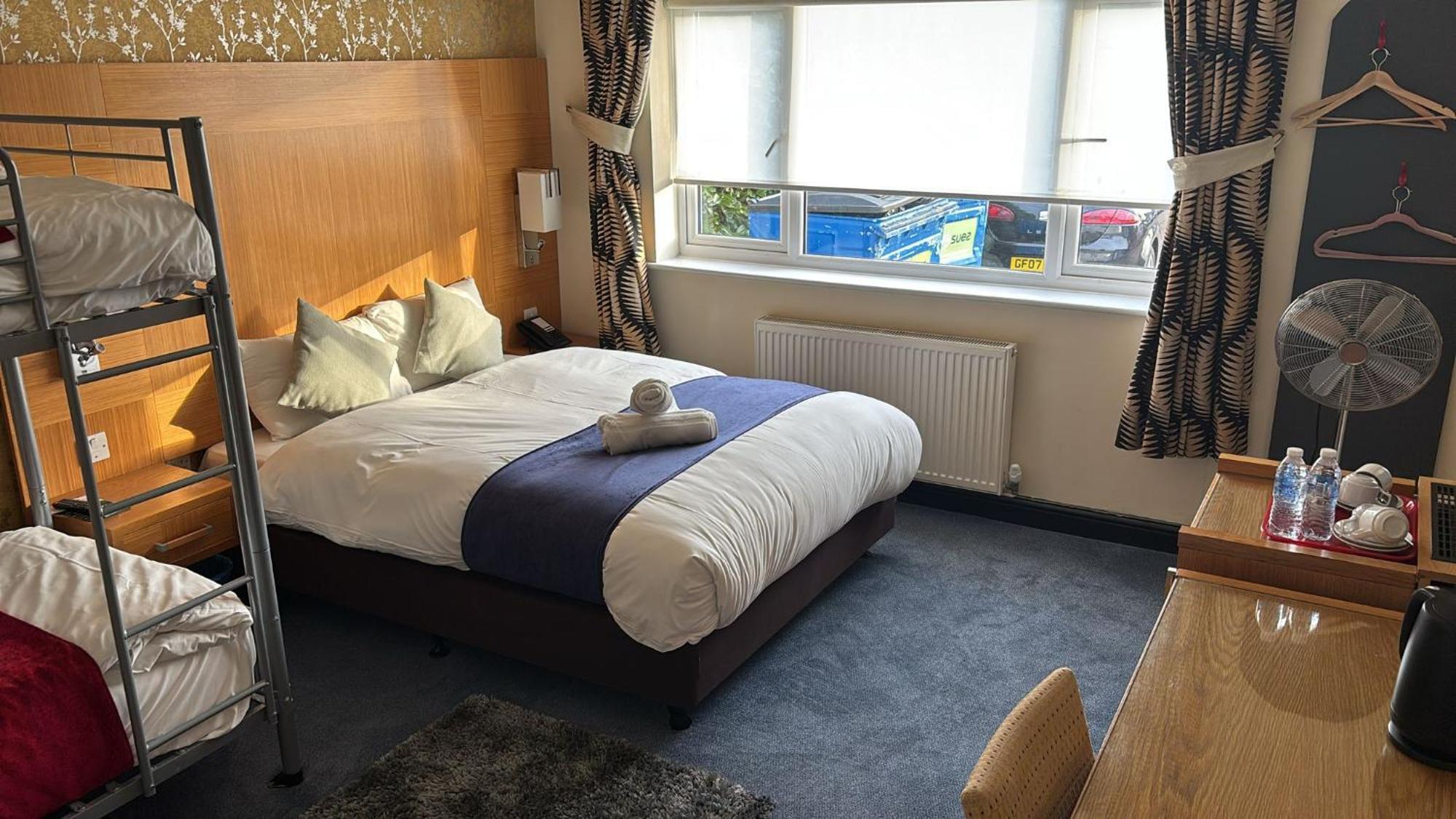 Acorn Lodge Hotel Gatwick & Parking Horley Dış mekan fotoğraf